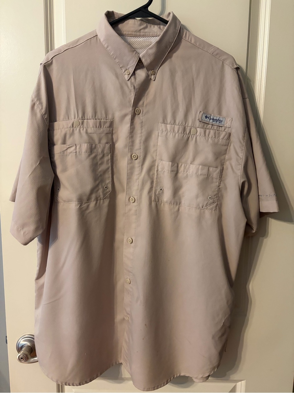 Columbia Men’s Short-Sleeve Button-Down Shirt in Light Khaki